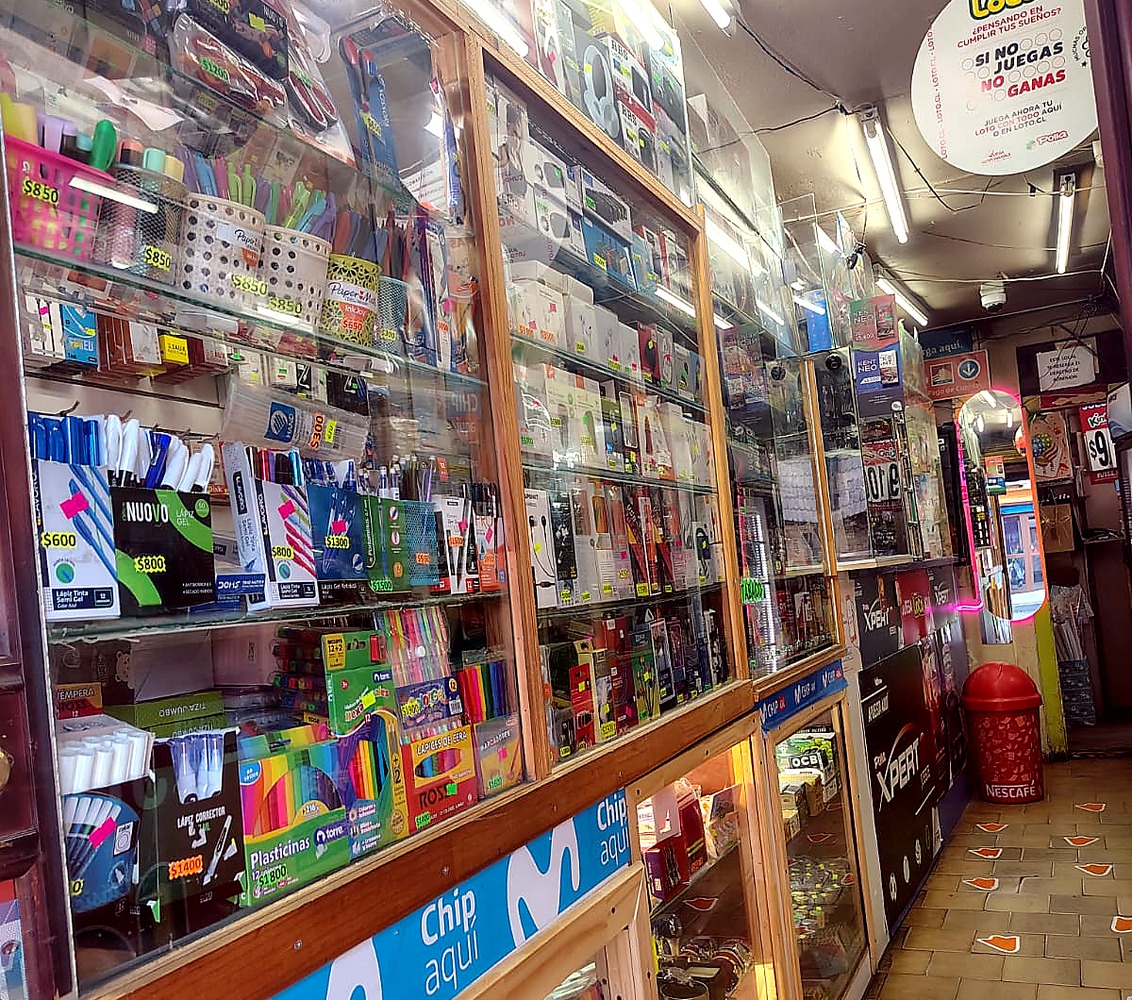 Interior de Bazar Vivi con estanterías llenas de productos